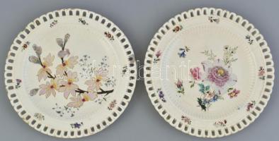 2 db 1891 Ludvigh jelzéssel: mázas fajansz tányérok, áttört peremmel. Kézzel festett, jelzett, kis lepattanásokkal, sérülésekkel. d: 19 cm