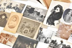 Vegyes régi fotó tétel, többségben portrék, vegyes méretben és minőségben, min. 20 db, a legkisebb k...