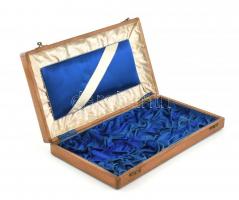 Régi, sérült fa doboz, selyem béléssel, 34x19x4,5 cm