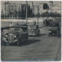 1946 Autós és egyéb forgalom a II. világháború után felépített Petőfi pontonhídon, Kéktaxi társaság kocsija, hátoldalon feliratozva, fotó, foltos, retusált, 16×16 cm