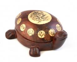 Kínai teknős formájú asztali dísz, iránytűvel, csont berakással, kínai horoszkóp jegyekkel 10 cm