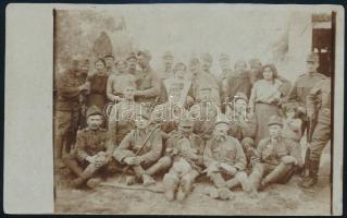 1918 Magyar katonák csoportja az olasz fronton, Vilottánál, helyi lányokkal, hátoldalon feliratozott fotó, 8,5×14 cm
