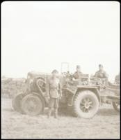 1941 Hofherr HSCS KV-40 katonai vontató traktora fronton, 2 db negatív kocka egyben, 6,5×9 cm