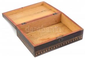 Faragott fa doboz, kulcs nélkül, kopásnyomokkal, alján kissé sérült, 25,5x18x8 cm