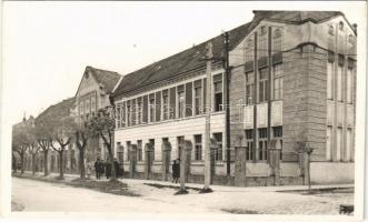 Óbecse, Stari Becej; középiskola épülete. Radoszávlyevits / school