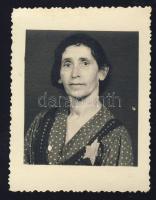 Sárga csillagot viselő zsidó nő eredeti fotója