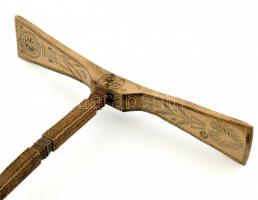 1881 Guzsaly, népi motívumokkal gazdagon díszített, faragott fa rúd, kétszárnyú talppal. Hagyományos...