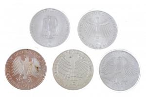 NSZK 1973-1977. 5M Ag (5xklf) emlékkiadások tanúsítványokkal T:1-,1- (PP) FRG 1973-1977. 5 Mark Ag (5xdiff) commemorative issues with certificates C:AU,AU (PP)