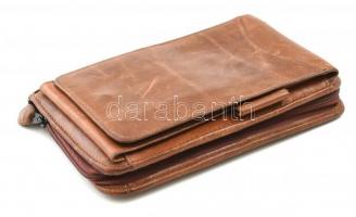 Bőr táska. Övre akasztható, több részes, 12x20 cm