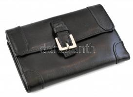 Fekete bőr pénztárca, hátoldalán egy nagyobb karcolással, 9,5×14 cm