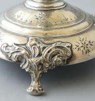 Ezüst (Ag) Talpas kínáló. Ezüst talpon üveg tál, tál csorba, a menet sérült, ezért az üveg tál ferdé...