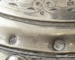 Ezüst (Ag) Talpas kínáló. Ezüst talpon üveg tál, tál csorba, a menet sérült, ezért az üveg tál ferdé...