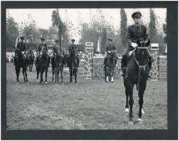 Kádár János és felesége Tamáska Mária fotón 24x18 cm, album lapra ragasztva, hátoldalon rendőr fotó