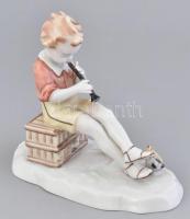 Ilmenau porcelán zenélő kisfiú, kézzel festett, jelzett, 1970-es évek, kopásnyomokkal, lábfejen apró sérüléssel, m: 13,5 cm, h: 15,5 cm