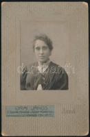 cca 1910 Nő keményhátú portréja Urai János kamarai fényképész aradi műterméből, 7x8,5 cm