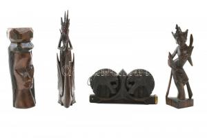 4 db ázsiai vagy afrikai fafaragás figura; egyik egy elefántokkal díszített kinyitható mérleg műgyanta, m: 8 és 20 cm között