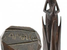 4 db ázsiai vagy afrikai fafaragás figura; egyik egy elefántokkal díszített kinyitható mérleg műgyan...