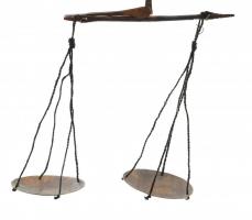 4 db ázsiai vagy afrikai fafaragás figura; egyik egy elefántokkal díszített kinyitható mérleg műgyan...