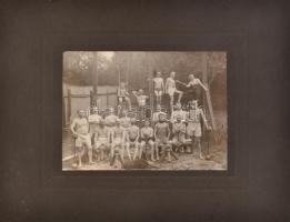 ~1900 Erőemelők, nagyméretű, keményhátú fotó, 11,5x16,5 cm