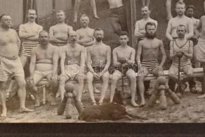 ~1900 Erőemelők, nagyméretű, keményhátú fotó, 11,5x16,5 cm