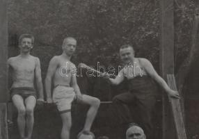 ~1900 Erőemelők, nagyméretű, keményhátú fotó, 11,5x16,5 cm