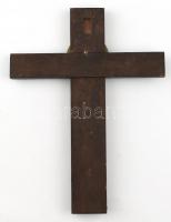 Régi feszület, fa kereszt réz korpusszal, falra akasztható, kisebb kopásnyomokkal, a vízszintes léc ...