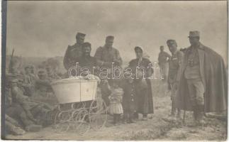 Első világháborús osztrák-magyar katonák ismerkedése cigányokkal útközben / WWI K.u.k. military, soldiers with gypsy family. photo