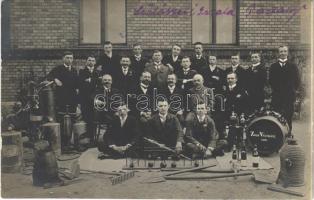 1907 Pozsony, Pressburg, Bratislava; Szőlészeti iskola tanulóinak csoportképe szakeszközökkel, Zöld Veltelini boros hordó / Viticulture School group photo, wine barrel