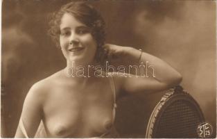 Erotikus hölgy fedetlen keblekkel / Erotic lady with uncovered breasts. S.T.L. 25. (non PC)