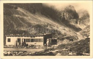 1958 Tátra, Magas-Tátra, Vysoké Tatry; Zbojnická chata vo Velkej Studenej doline / menedékház / tourist house, mountain peaks
