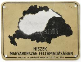 cca 1920-30 Hiszek Magyarország feltámadásában feliratú irredenta fém plakett, kiadja: A Magyar Nemzeti Szövetség, kopásnyomokkal, kissé deformált, 6x8 cm