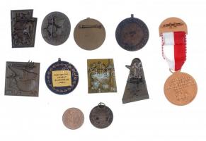 11db-os magyar és külföldi érme-, érem- és jelvénytétel + éremtartó tálca 12db férőhellyel T:vegyes