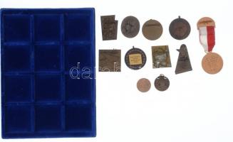 11db-os magyar és külföldi érme-, érem- és jelvénytétel + éremtartó tálca 12db férőhellyel T:vegyes