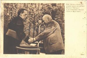1947 Gál Károly esperes, pápai kamarás üdvözli Rákosi Mátyást a pusztaszentlászlói gyűlésen (EB)