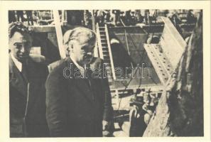 1946 Tildy Zoltán, a Magyar Köztársaság elnöke és Gerő Ernő, közlekedésügyi miniszter megérkeznek a híd dolgozói közé, hogy elsőkként menjenek át a hídon