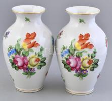 Herendi porcelán vázapár, kézzel festett, reliefszerű virág dekorral, jelzett, kis kopásnyomokkal, m: 14 cm