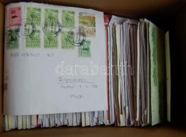 Magyar és külföldi új és futott képeslapok, levelek (több mint 500 db) dobozban