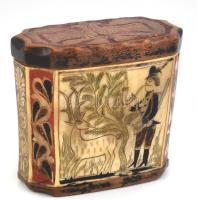 1899 Virágmintás szaru doboz, faragott fa tetővel, 6,5×7×3,5 cm
