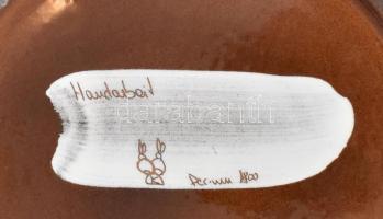 Mesejelenetet ábrázoló kerámia tál, jelzett, kopásnyomokkal, d: 25 cm