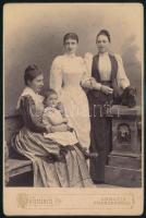 Ernst von Fugger-Glött grófné, sz. Künsberg bárónő (1834-1901) és lánya, Maria (1868), gróf Andrássy Manóné Pálffy Gabriella (1833-1914) és Felix Vetter von der Lilie felesége, Ida Arz von und zu Arzio-Vasegg (1833-1903), kb. 1873 kabinetfotó 11x17 cm