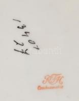 Csehszlovák szőlőmintás porcelán tál, matricás, jelzett, kopásnyomokkal, d: 27 cm