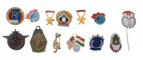 Vegyes 13db-os jelvény, kitüntetés miniatűr és kitűző tétel, közte "PV (Pénzverde) Törzsgárda" műgyantás jelvény, "Tipográfia" műgyantás jelvény, "A balesetmentes közlekedésért" Br jelvény T:vegyes