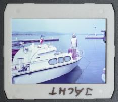 Tengerparti témájú színes diák, kb. 100 db műanyag tartóban