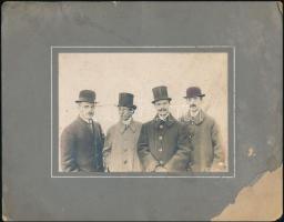 cca 1902 Cilinderes, kalapos urak Fotó 16x12 cm , sérült kartonon