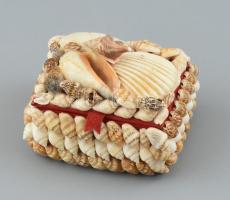 Kagylókkal díszített ékszeres dobozka 7x6 cm