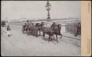cca 1890 Szeged, Belvárosi híd. 4 lovas parádés kocsi Kabinetfotó Keglevich Emil műterméből 21x13 cm