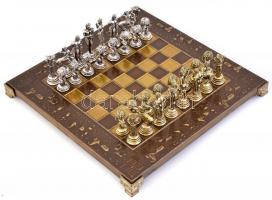 Figurális sakk készlet táblával, hiánytalan állapotban, utólag, házilag készült fadobozban. 27x27 cm