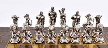 Figurális sakk készlet táblával, hiánytalan állapotban, utólag, házilag készült fadobozban. 27x27 cm