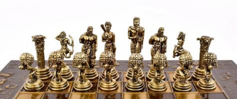 Figurális sakk készlet táblával, hiánytalan állapotban, utólag, házilag készült fadobozban. 27x27 cm