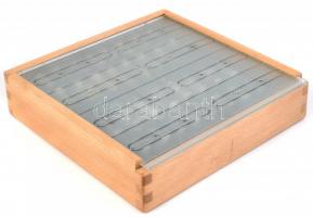 Figurális sakk készlet táblával, hiánytalan állapotban, utólag, házilag készült fadobozban. 27x27 cm